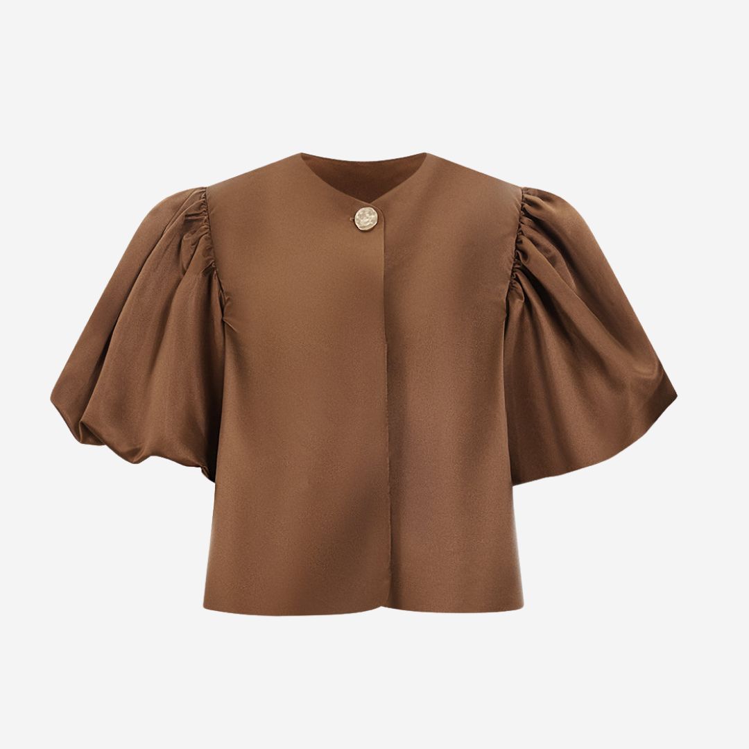Brun satintopp med puffärmar och dekorativ knappdetalj