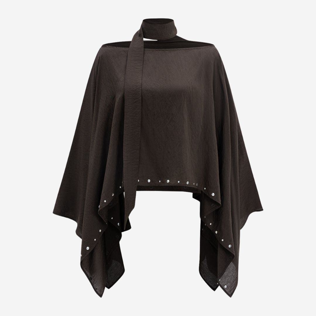 Mörkbrun asymmetrisk topp med halsbandseffekt och silverfärgade nitar