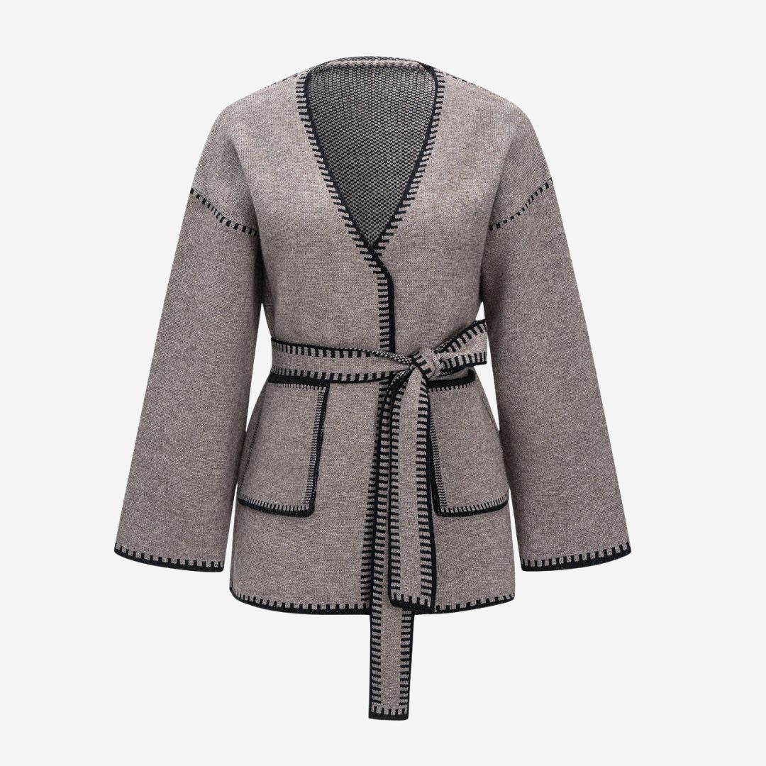 Grå stickad kofta med markerade kanter och knytskärp