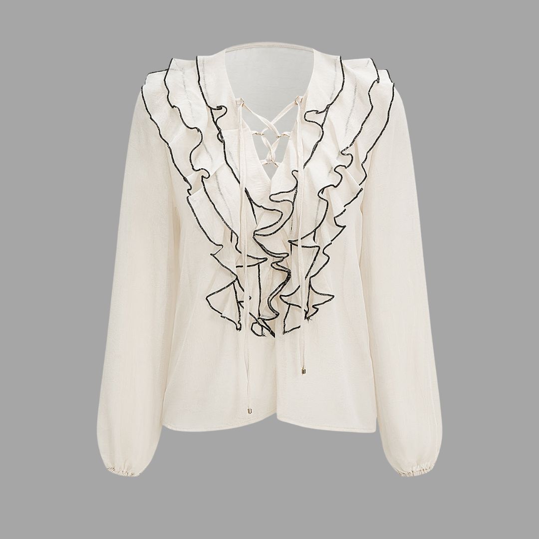 Vit chiffongblus med volanger kontrastkant och snörning vid halsringningen