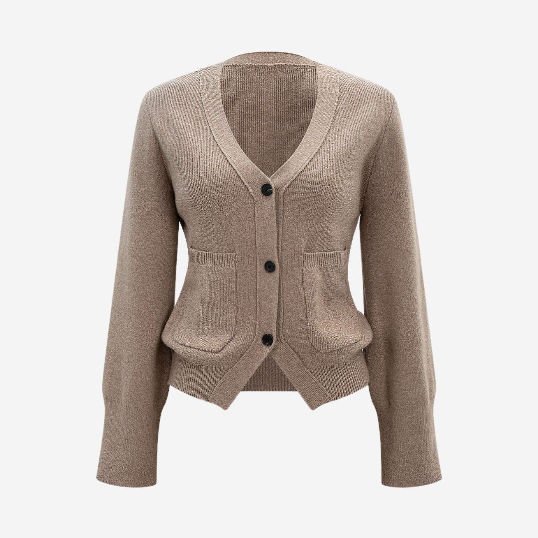 Ljusbrun klassisk ribbstickad kofta med djup V-ringning och dekorativa framfickor