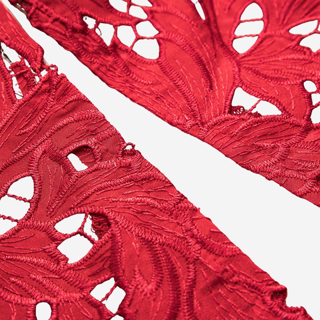 Midilång klänning i röd jacquardspets med figurnära silhuett och dekorativa rosetter vid axelbanden