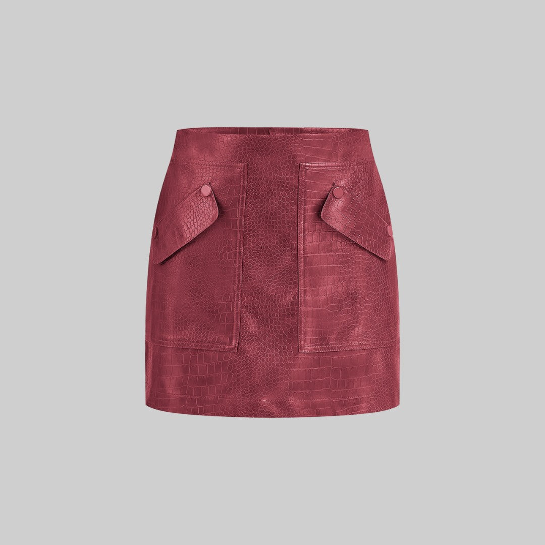 Kort kjol i krokodilpräglat fuskläder med fickdetaljer och midjehög passform