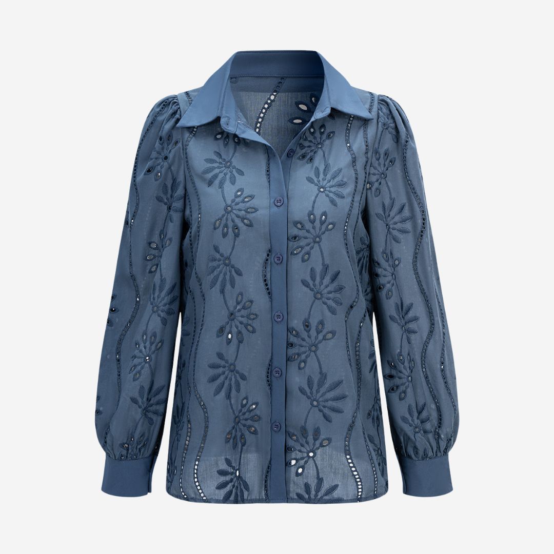 Blå blus med broderade blommor och transparent struktur