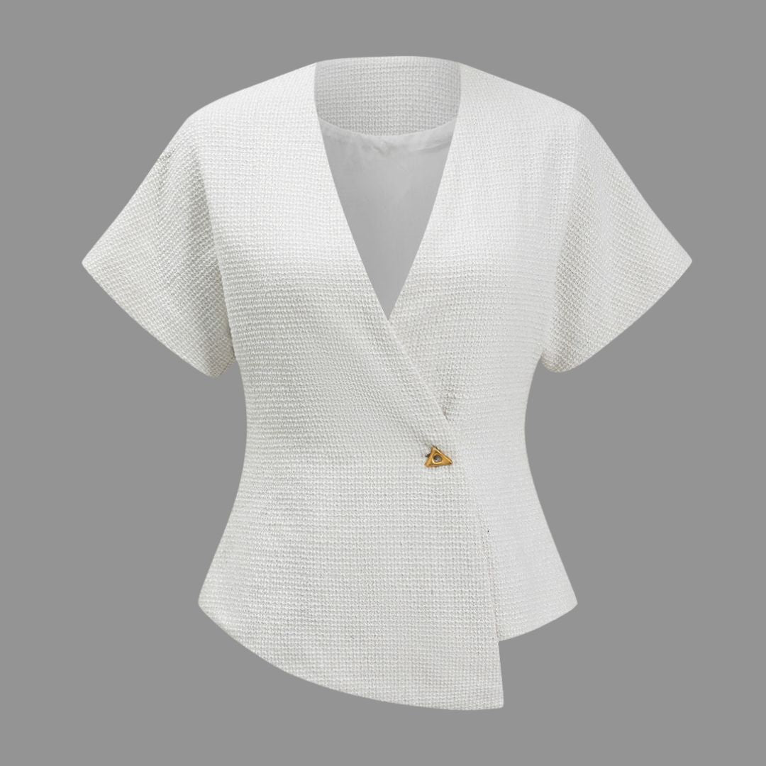 Vit Figurnära topp i strukturerad stickad kvalitet med kort ärm och asymmetrisk fåll