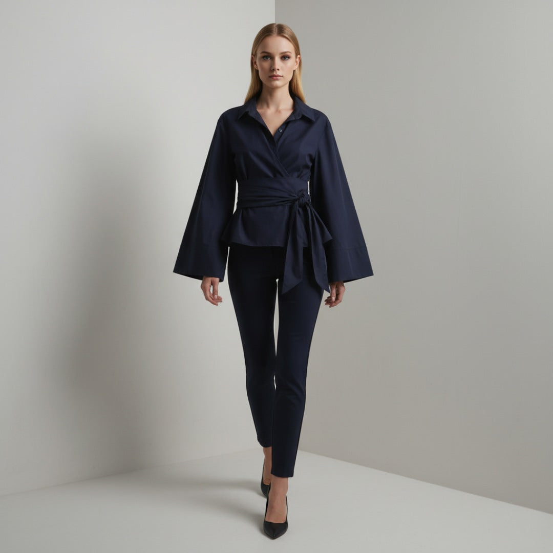 Omslagsblus med V-ringning och vida ärmar