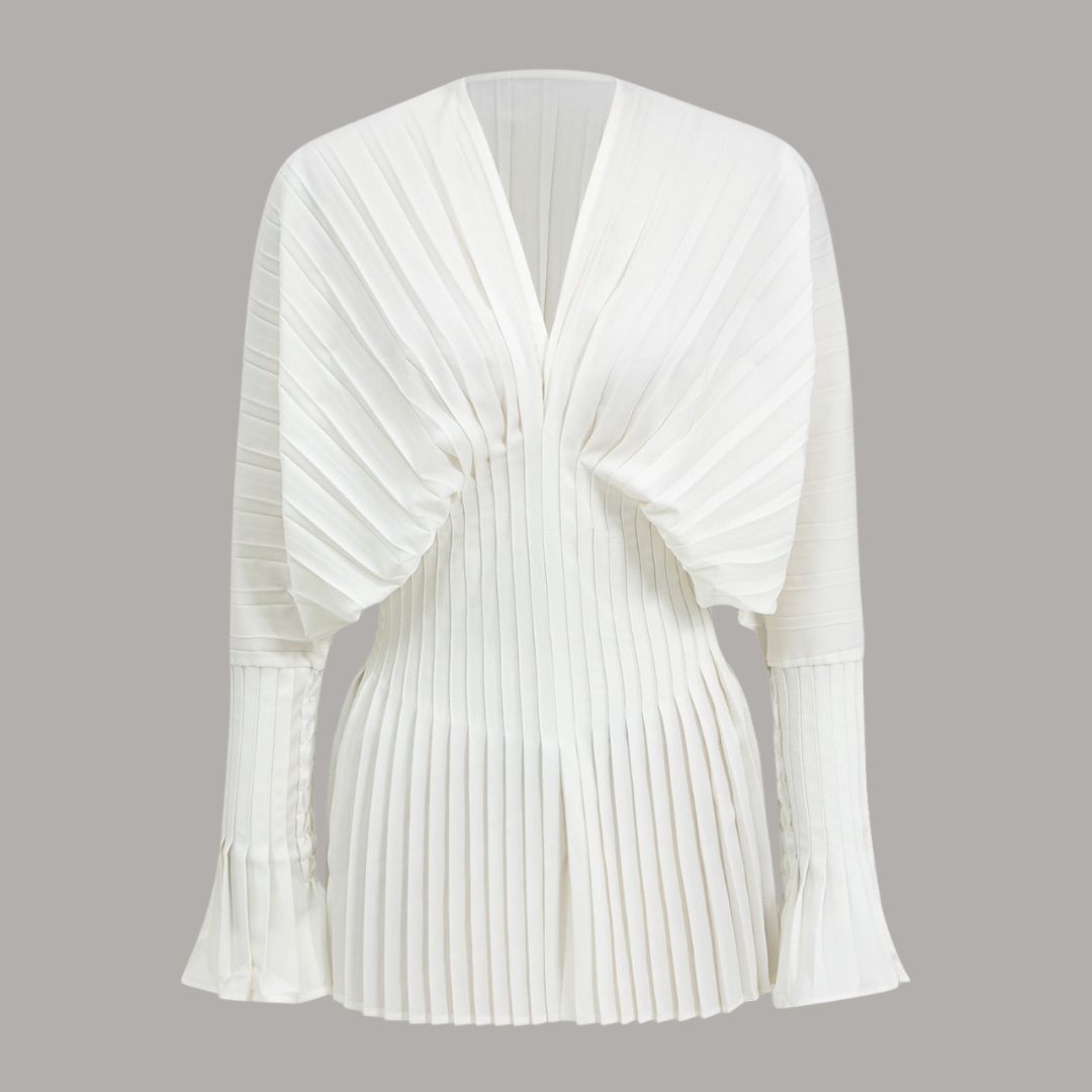 Vit plisserad topp med markerad midja och vida ärmslut