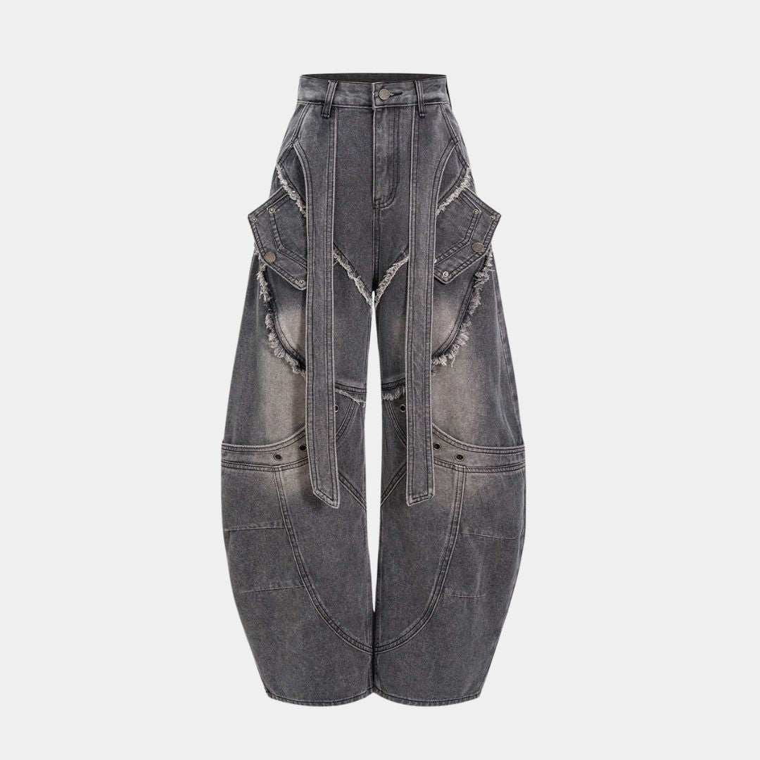 Statement-denimbyxor med överdimensionerade fickor, råa kanter, asymmetrisk sömnad och extra bred silhuett