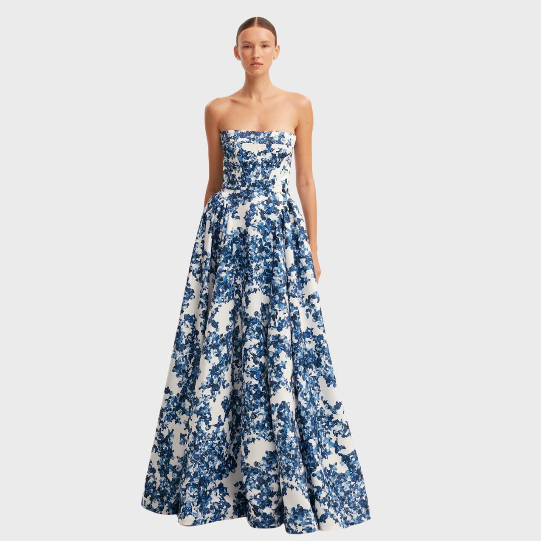Axelbandslös maxiklänning i blå hortensiablommig print