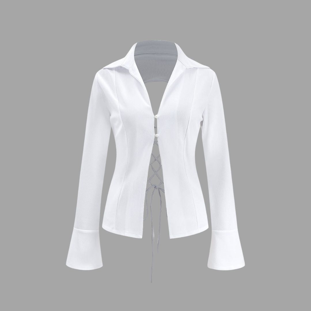 Vit långärmad topp med snörning i ryggen och pärlknappar framtill