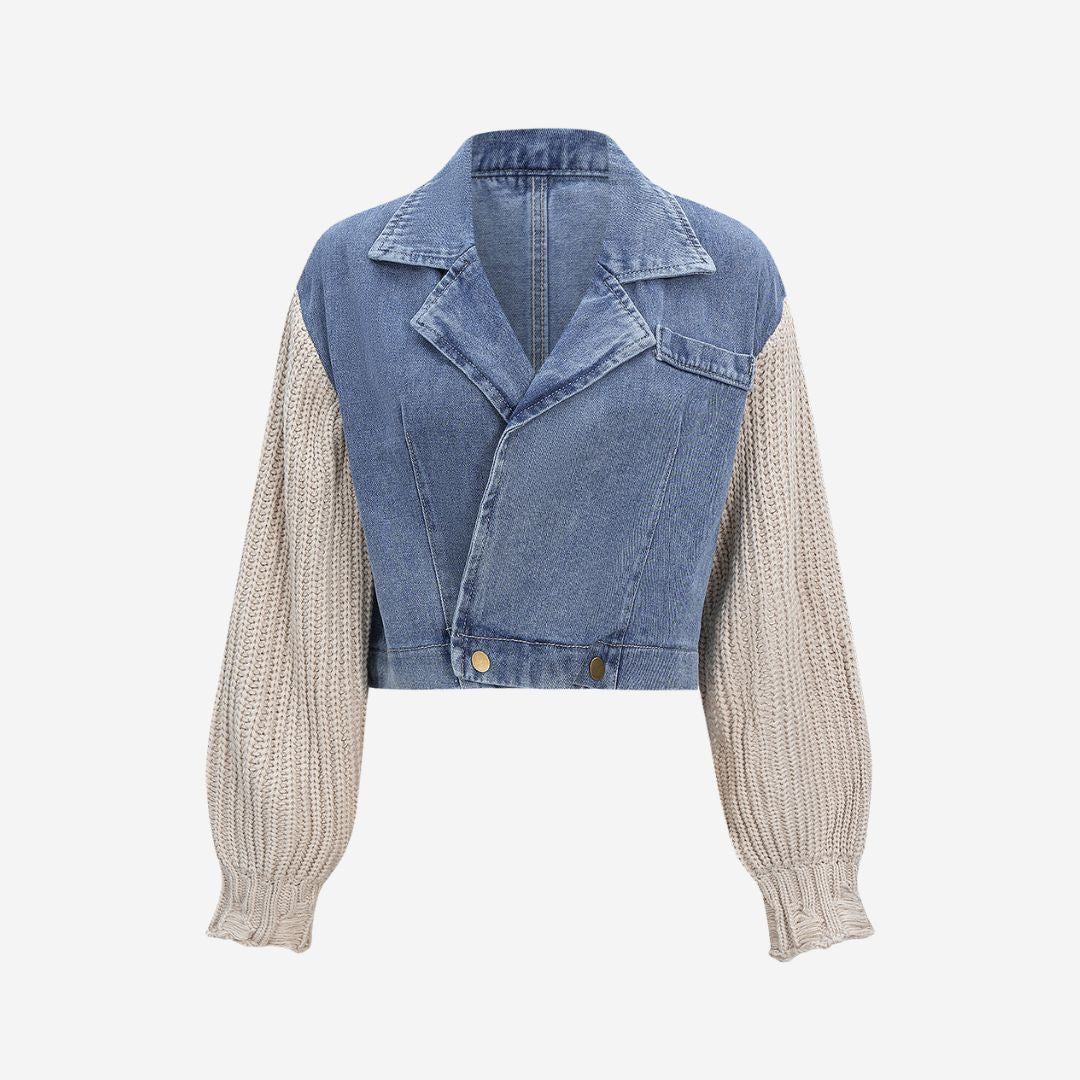 Kort denimjacka med stickade ärmar och bred slagkrage i ljusblå tvättad denim