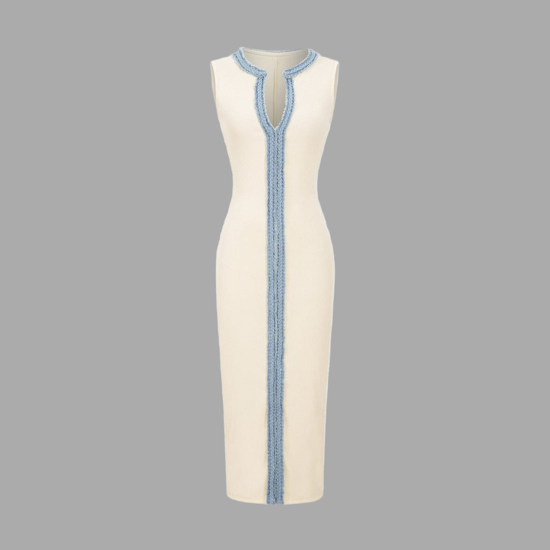 Ärmlös ribbad midiklänning i offwhite med blå denimdetaljer och stretch