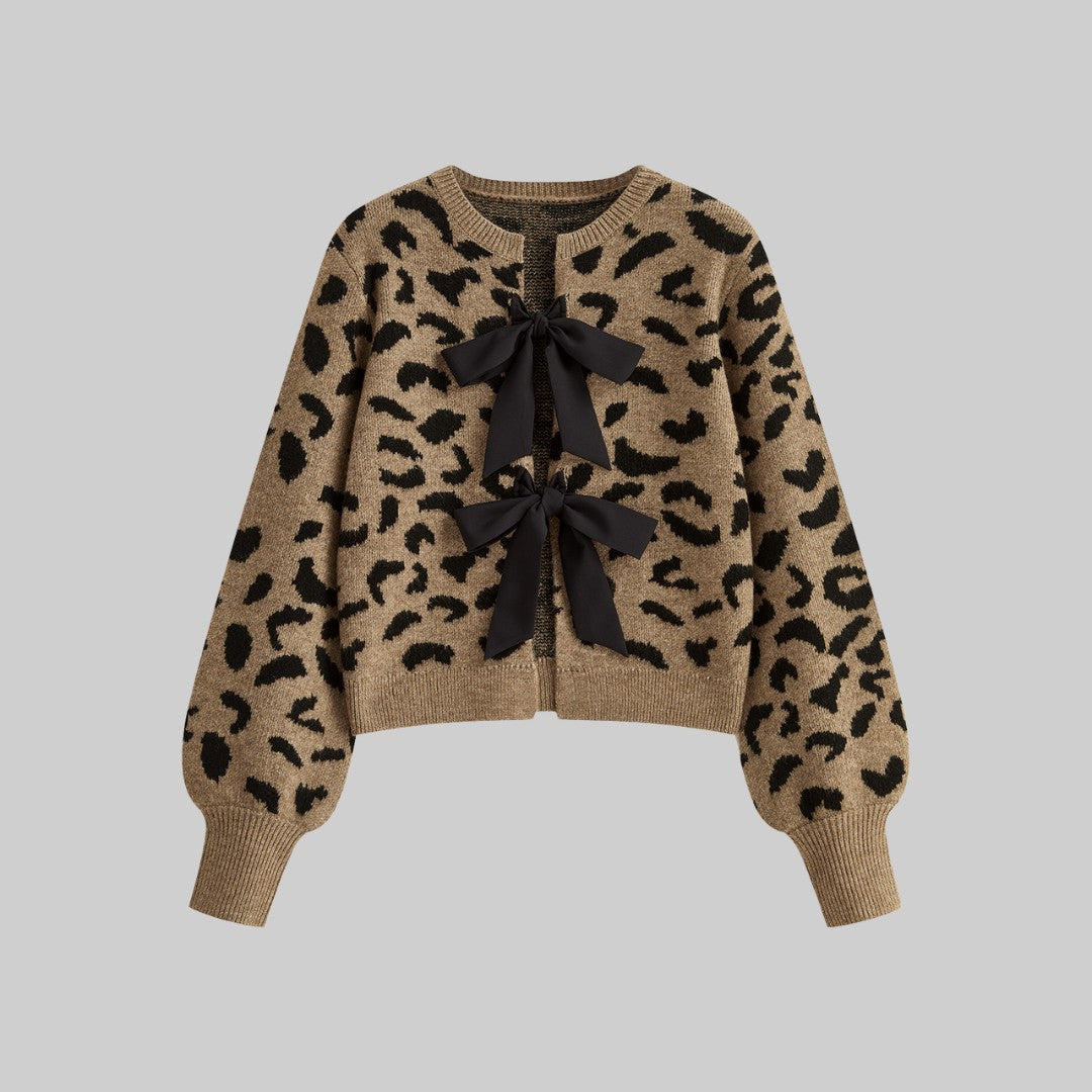 Stickad leopardmönstrad cardigan med svarta rosetter och ballongärmar