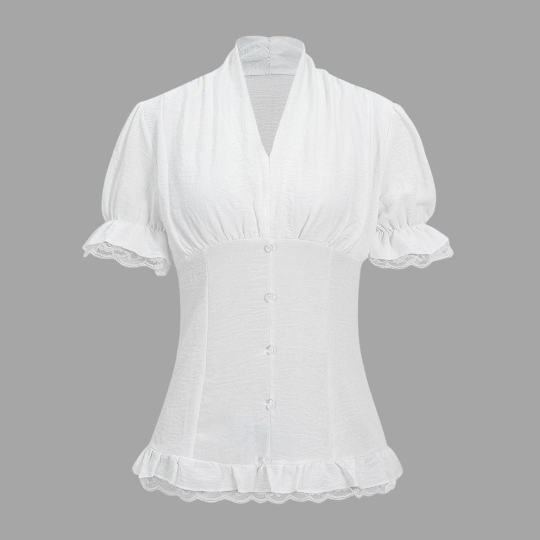 Vit blus med spetskant, korta puffärmar och transparenta knappar