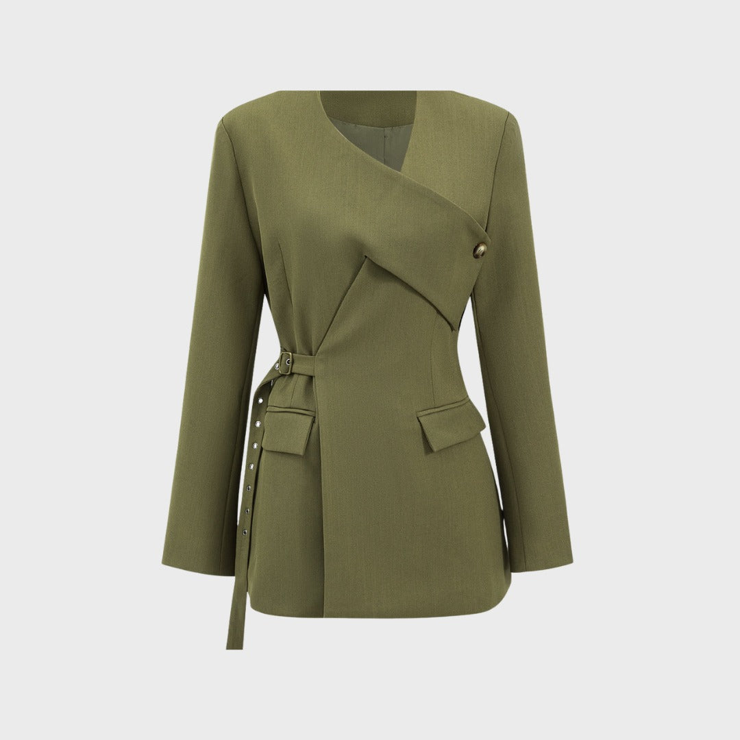 Olivgrön figursydd kavaj i twill med bälte och asymmetrisk knäppning