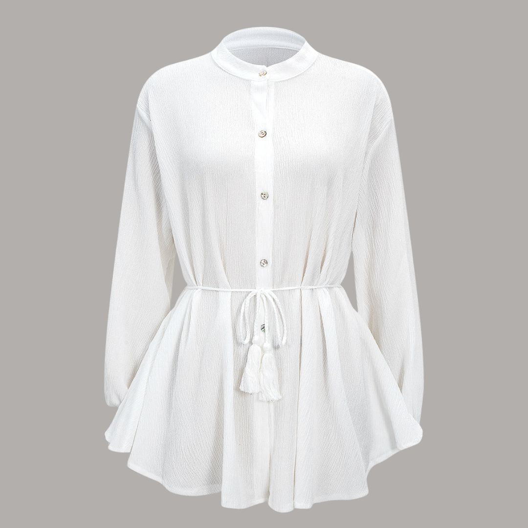 Vit tunikablus i krinklat tyg med knytmidja, ståkrage och långa ärmar