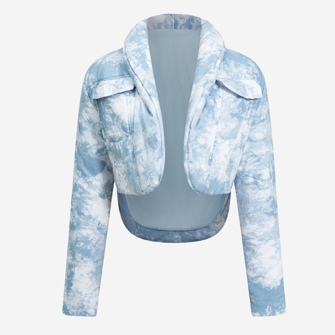 Ljusblå Kort jacka i blåvit batikmönstrad twill med krage och bröstfickor i strukturerad passform för dam