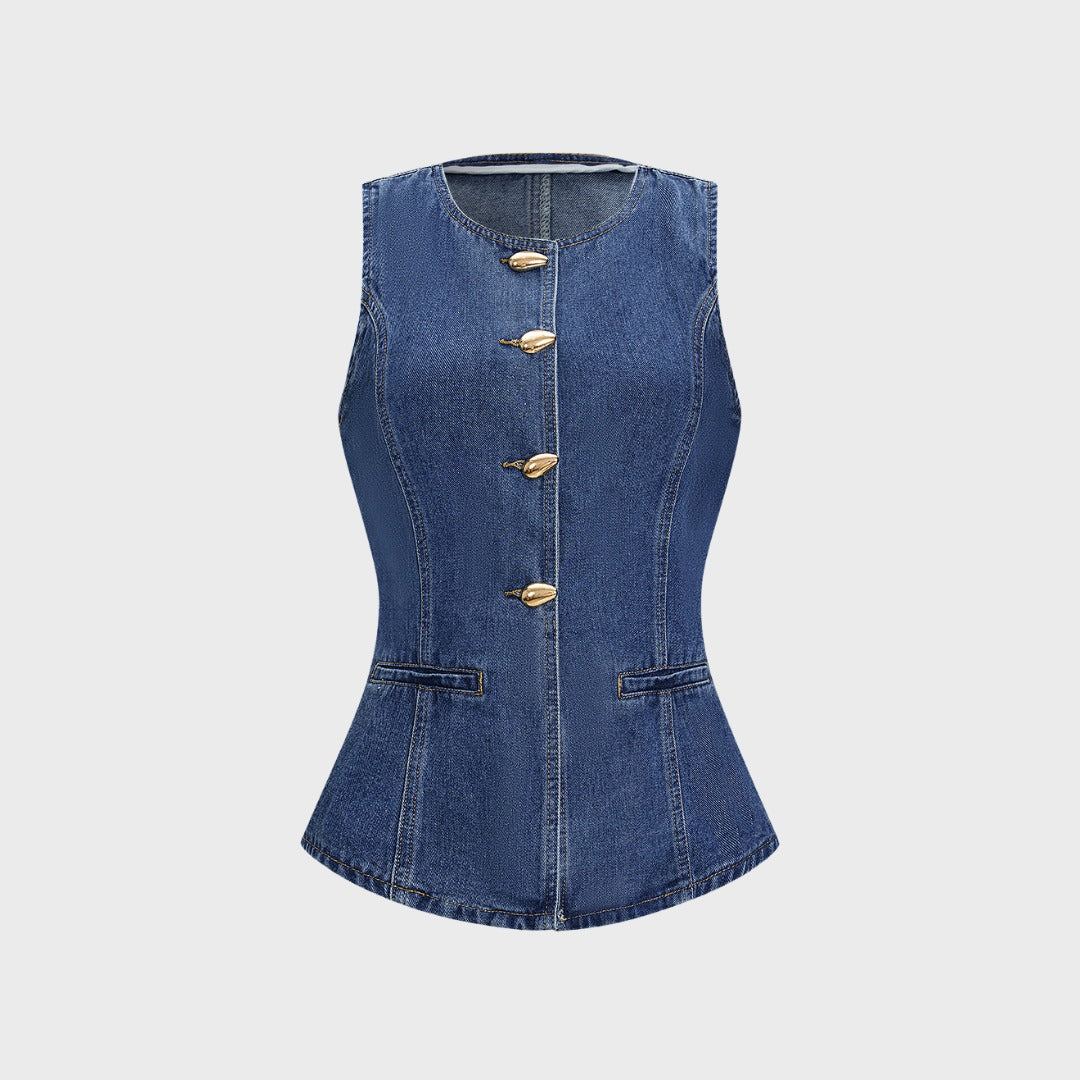Figursydd denimväst med dekorativa metallknappar och fickdetaljer