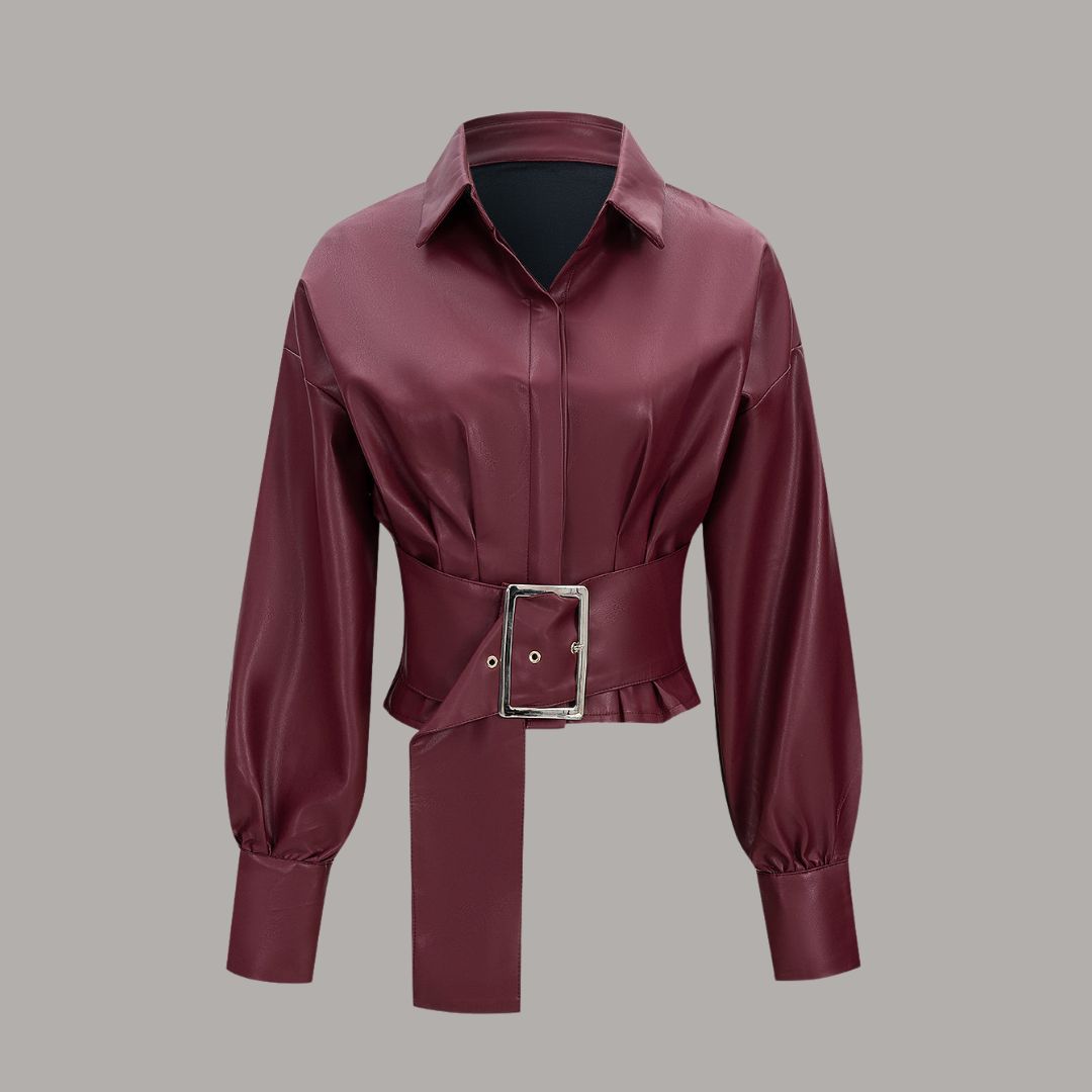Vinröd blus i konstläder med markerad midja och bredt bälte