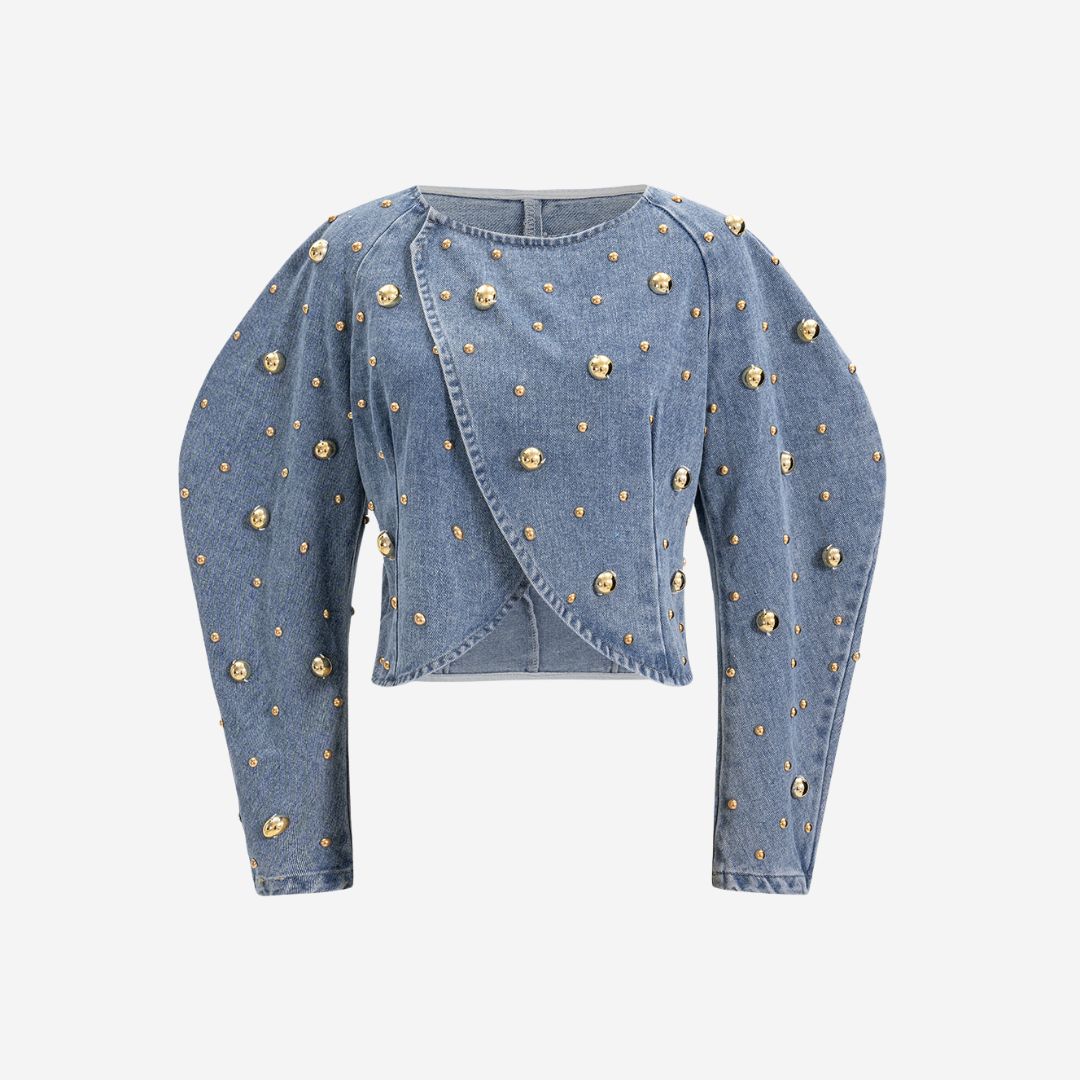 Blå kort jeansjacka i blå denim med volymärmar och guldnitar för dam