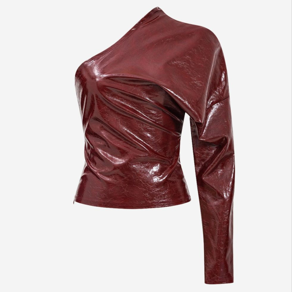 Vinröd topp i veganskt läder med asymmetrisk axel och figurnära passform