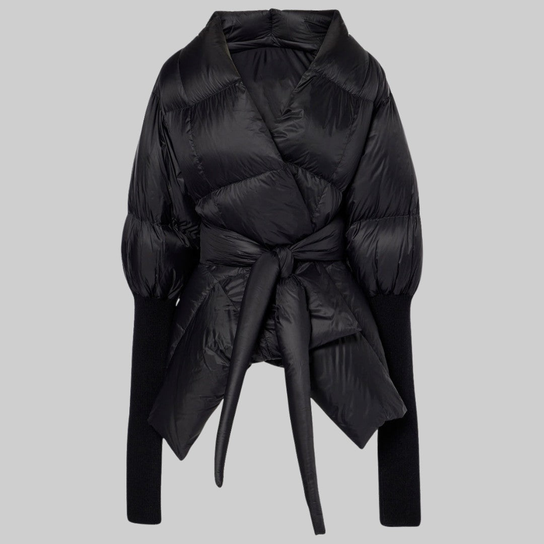 Vadderad omlottjacka med skärp och puffärmar med stickade muddar