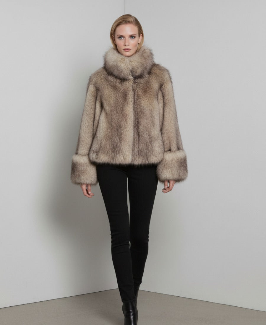 Beige jacka i fuskpäls med hög krage och breda ärmslut