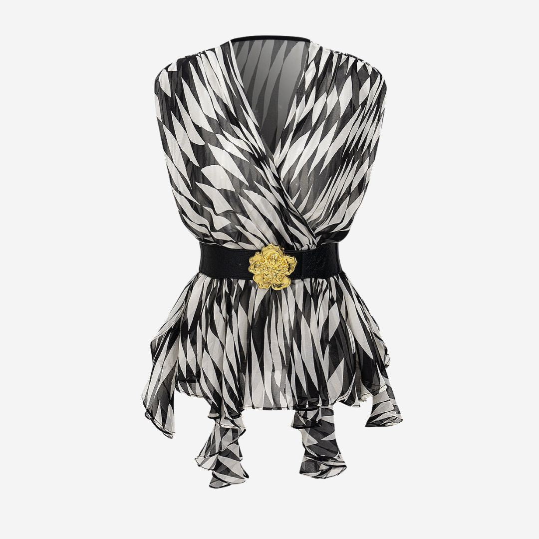 Romantisk transparent tulleblus med volanger och smickrande silhuett