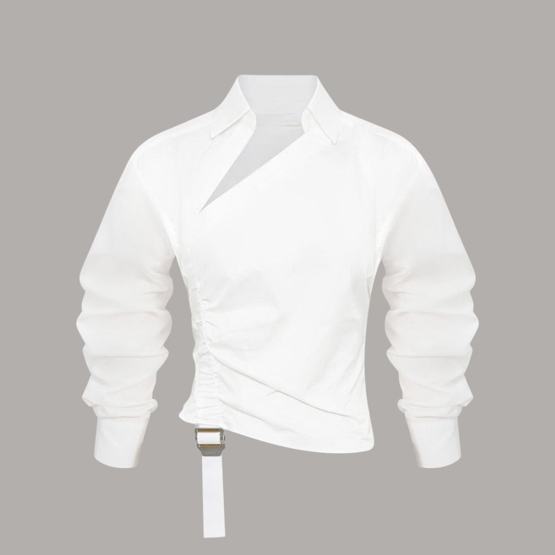 Vit asymmetrisk skjorttopp med markerad midja och industriell spänndetalj