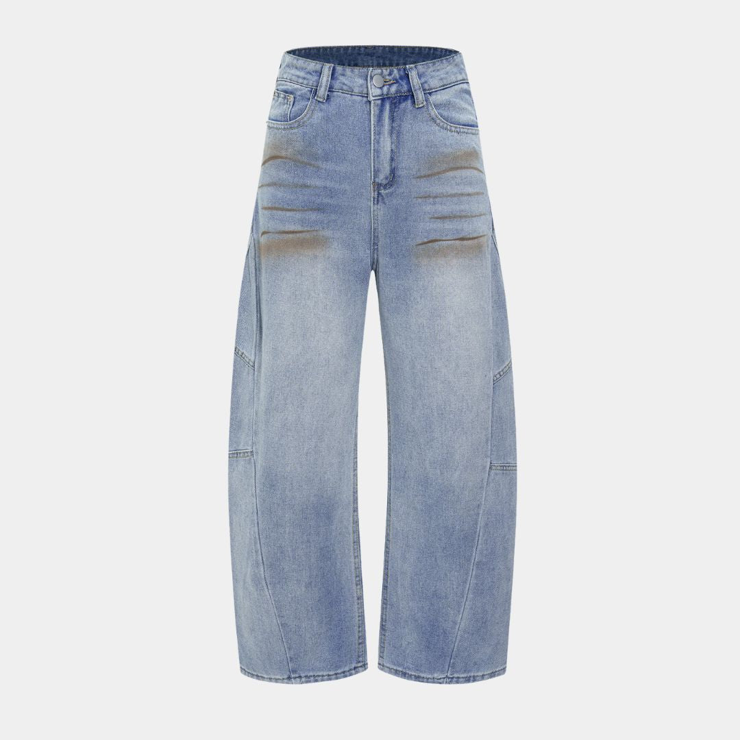 Ljusblå denimjeans med markerade veck, kontrastsömmar och korta vida bevn