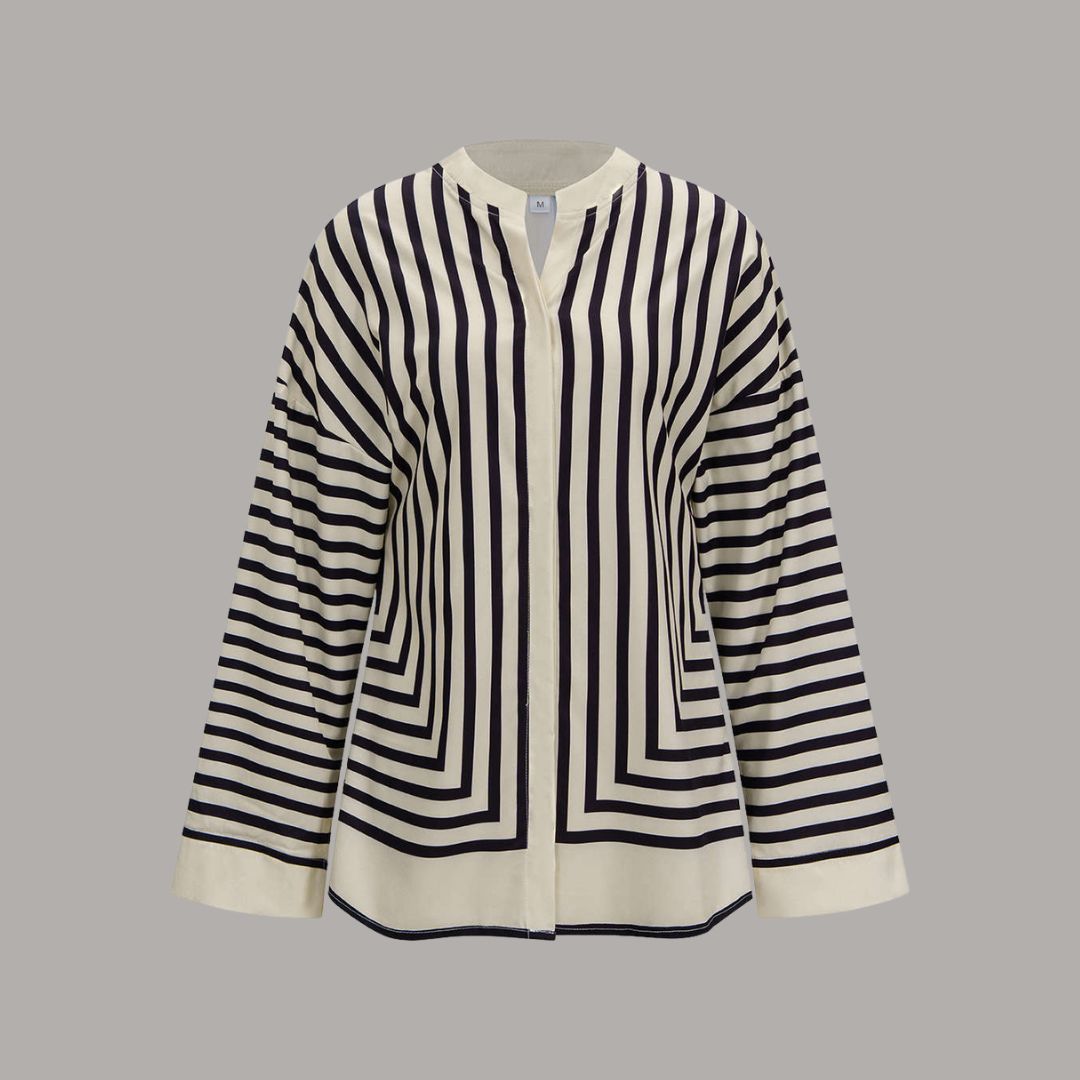 Vit randig satinblus med lös passform och elegant grafiskt mönster i kontrastfärger