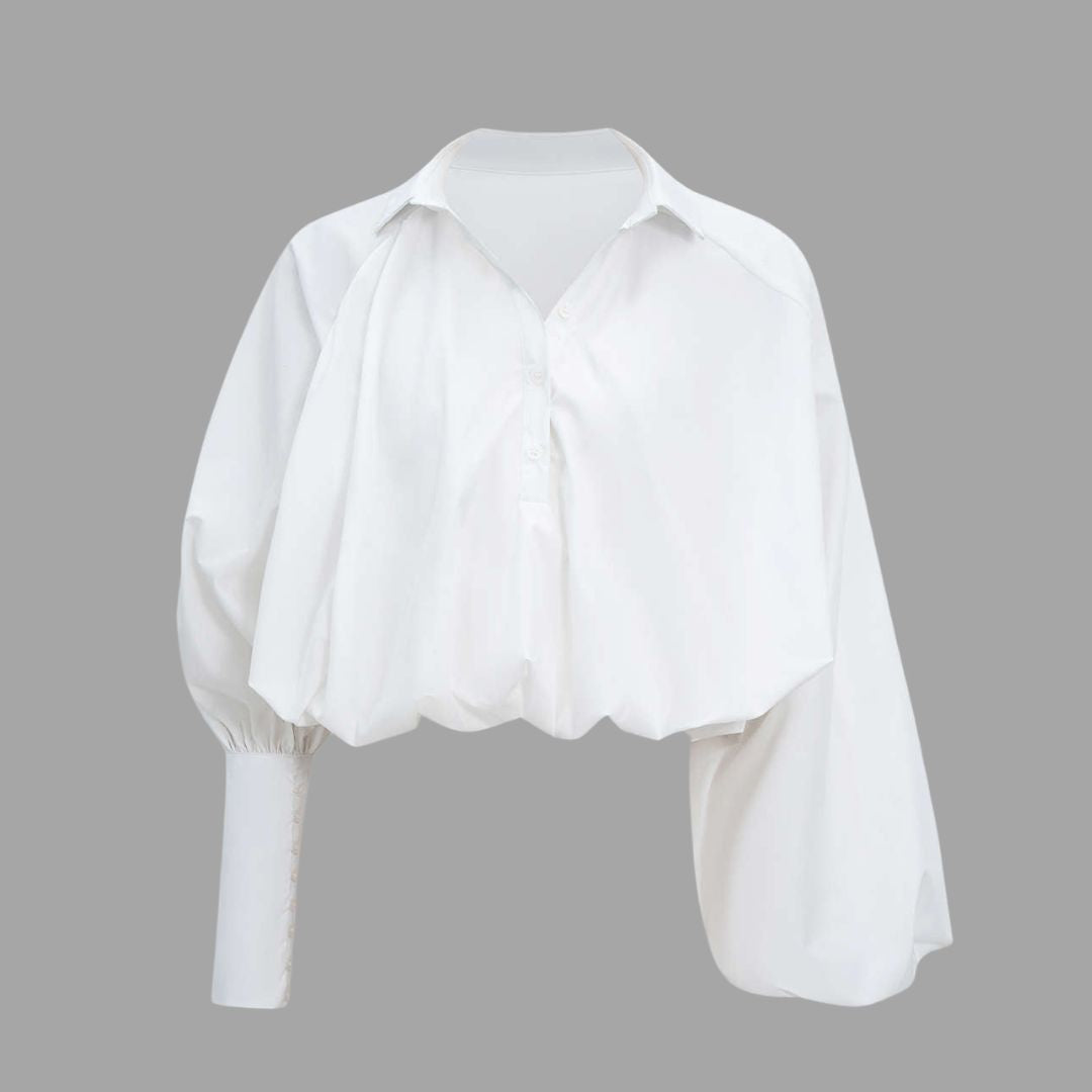 Vit kort blus med ballongärmar och dold knappslå