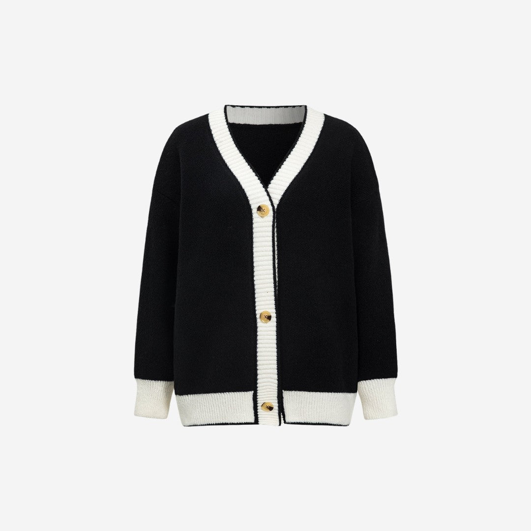 Svart stickad kofta med kontrastkant, guldknappar och lös passform