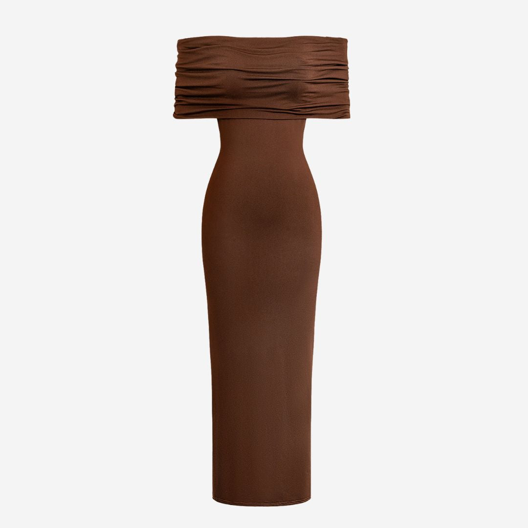 Brun axelbandslös midiklänning med rynkad överdel och öppen rygg i stretchigt material