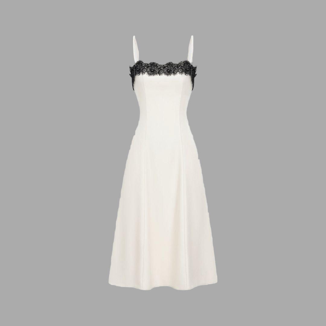 Krämvit midiklänning med svarta spetsdetaljer, smala axelband och figurnära passform