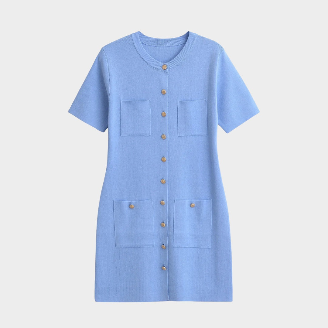 Stickad miniklänning med fickor och metallknappar