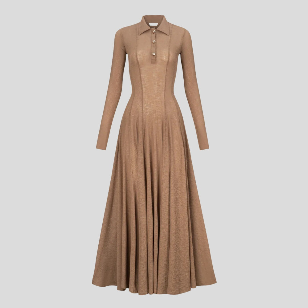 Stickad maxiklänning med lång ärm, krage och elegant utsvängd silhuett