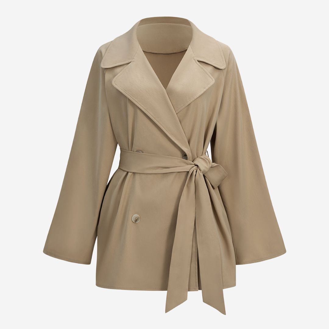 Beige trenchinspirerad kort kappa med bred knytmidja och avslappnad silhuett