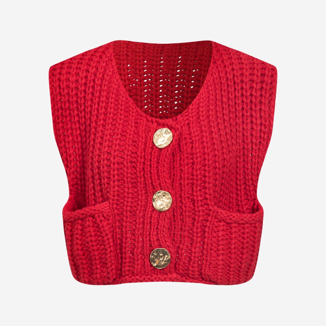 Stickad väst i grov röd maskstickning med dekorativa knappar och framfickor