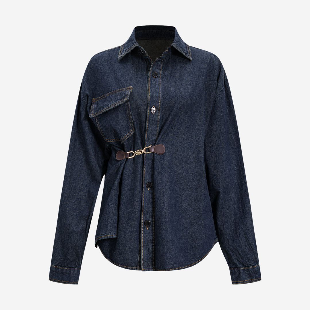 Mörkblå denimskjorta med asymmetrisk ficka och metallspänne i midjan