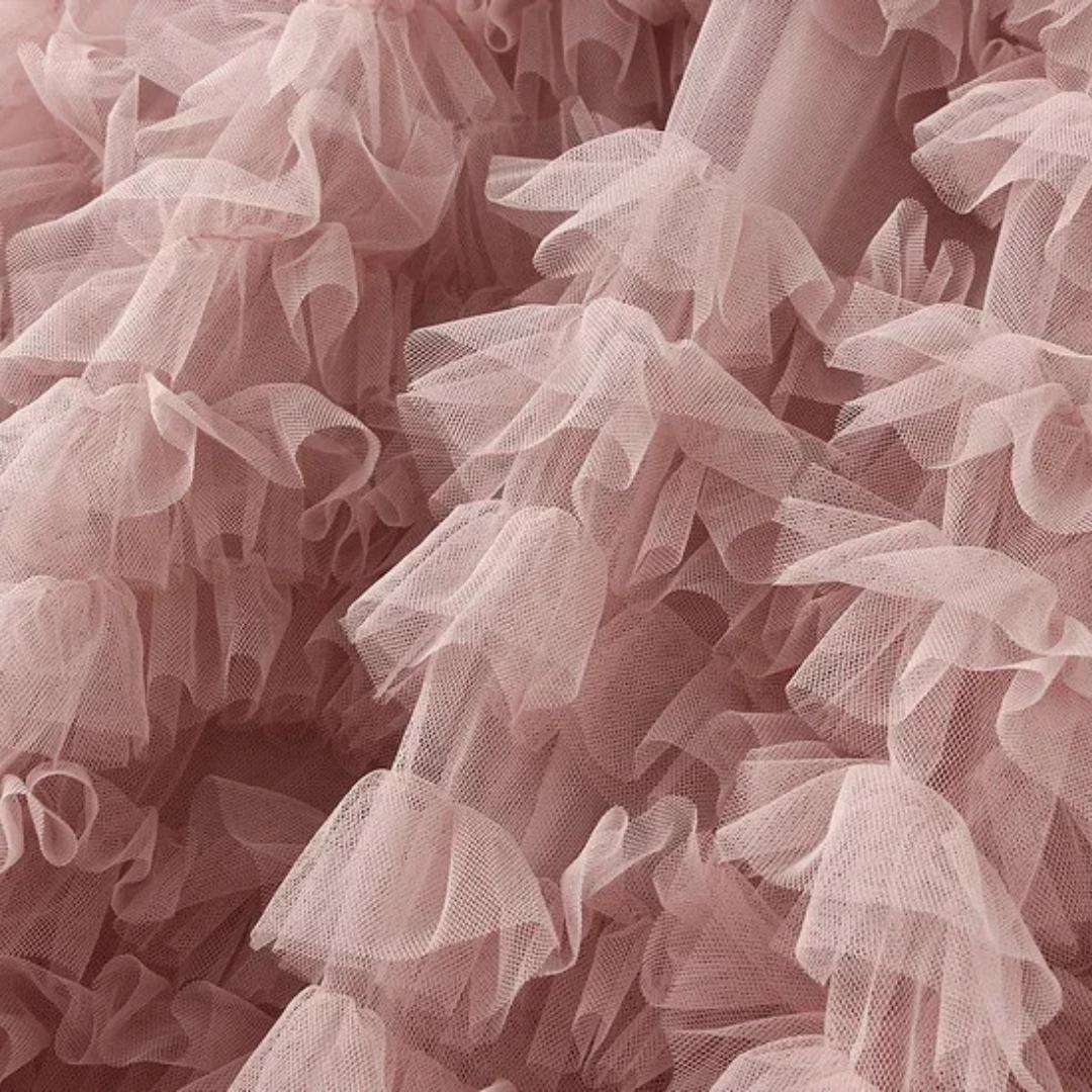 Kjol i mesh med volanger empiremidja A-linje silhuett och lagerstruktur