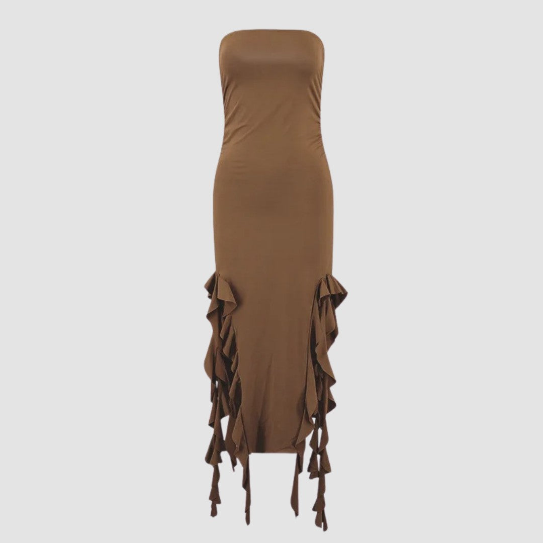 Axelbandslös bodycon midiklänning med volanger och asymmetrisk fåll
