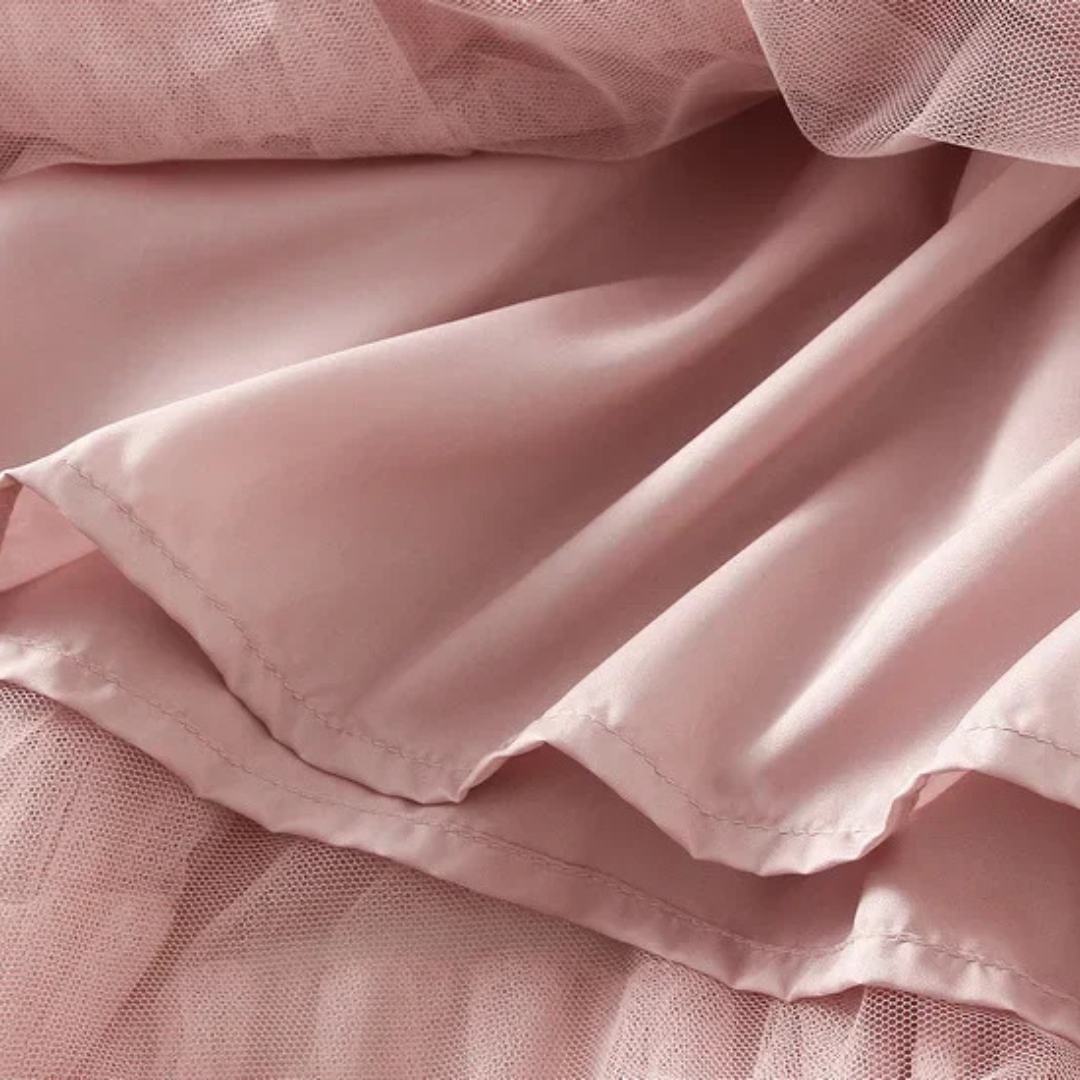 Kjol i mesh med volanger empiremidja A-linje silhuett och lagerstruktur