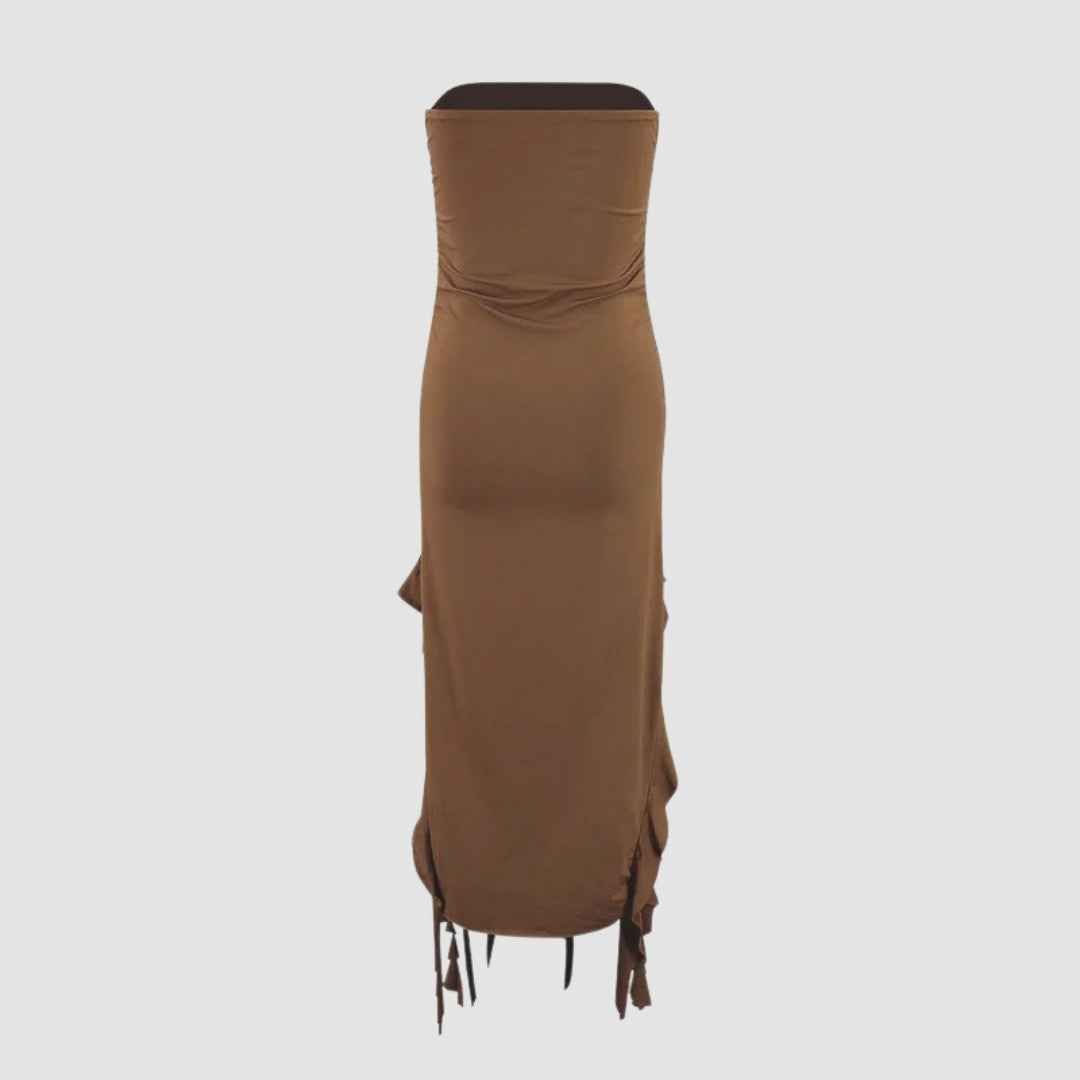 Axelbandslös bodycon midiklänning med volanger och asymmetrisk fåll