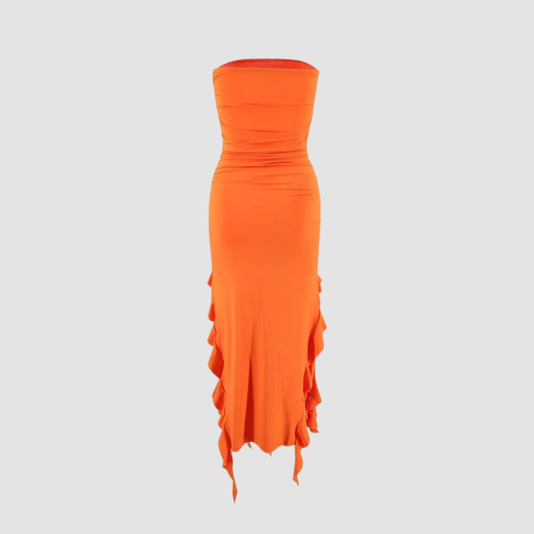 Axelbandslös bodycon midiklänning med volanger och asymmetrisk fåll