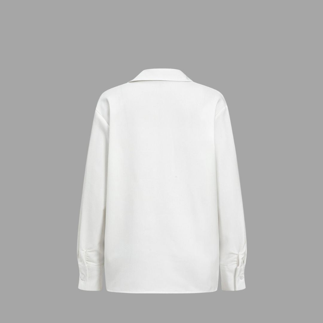 Vit blus med djup V-ringning och långa ärmar i vävt tyg