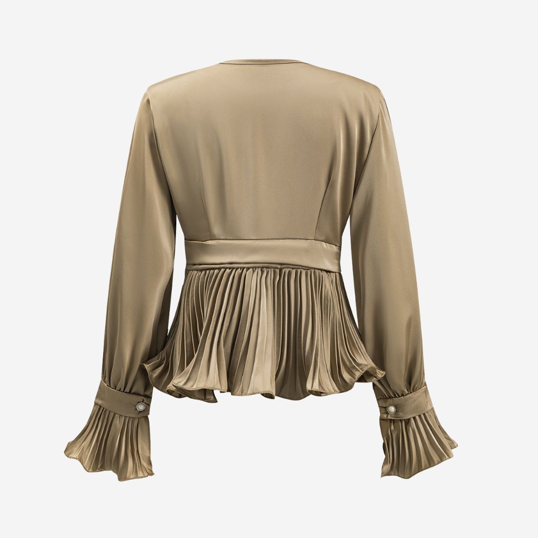 khakifärgad satintopp med plisserade detaljer och pärlknappar