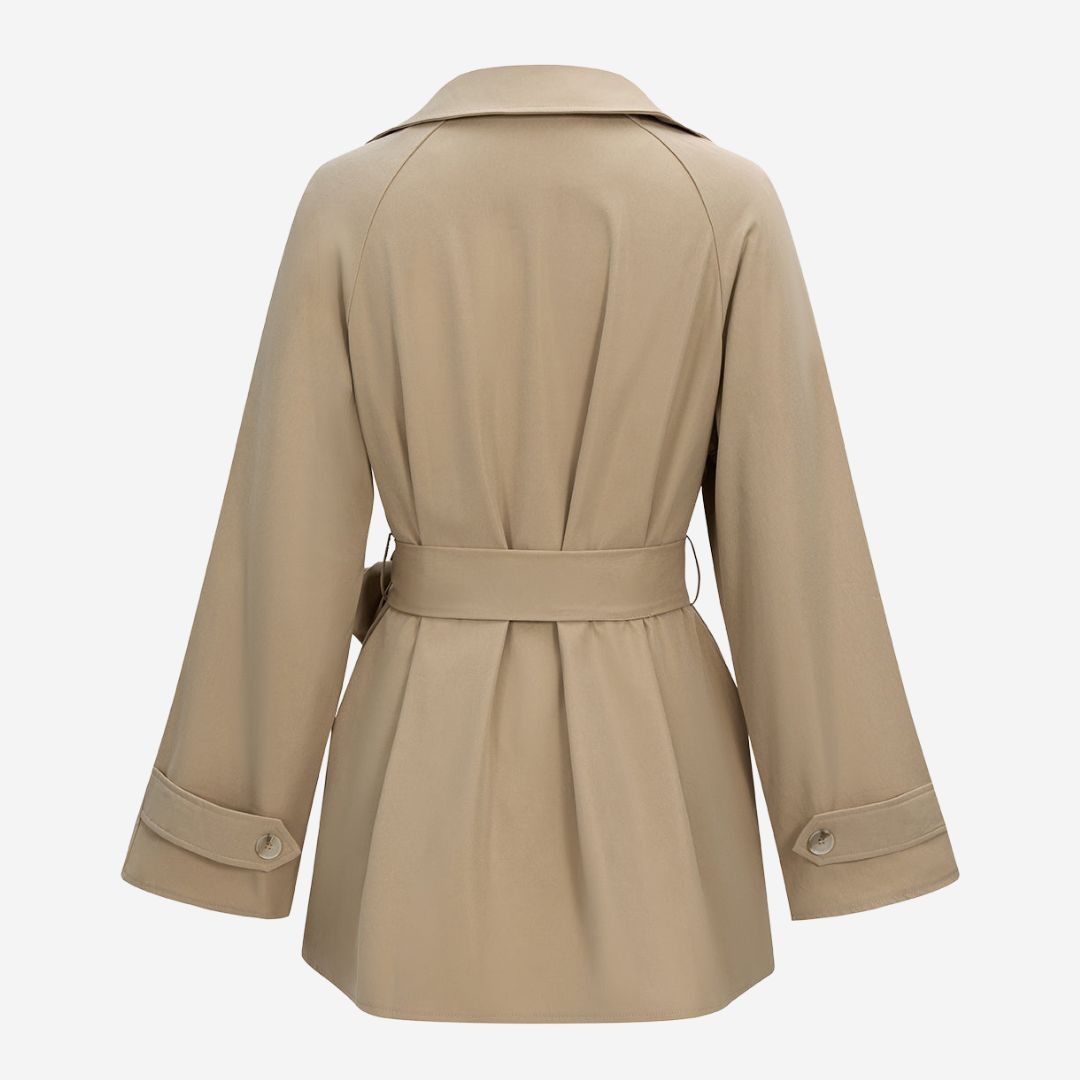 Beige trenchinspirerad kort kappa med bred knytmidja och avslappnad silhuett