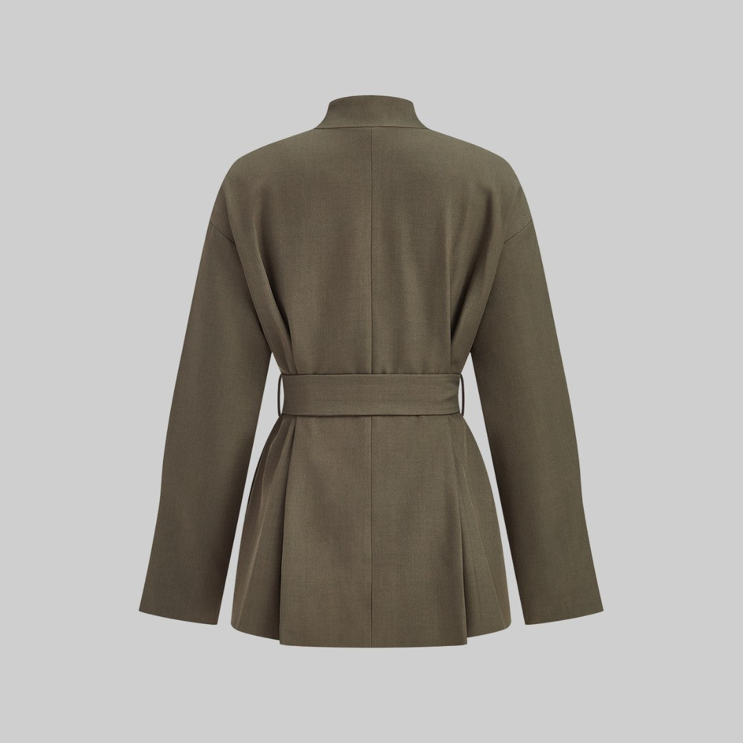 Olivbrun Bältesjacka med ståkrage och raka ärmar i strukturerat tyg