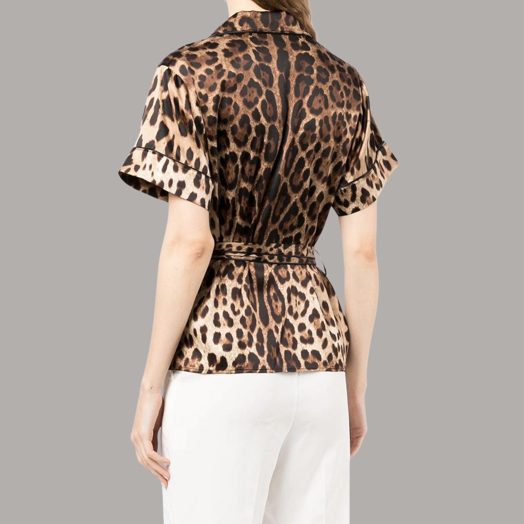 Leopardmönstrad kortärmad skjortblus i satin med knytskärp